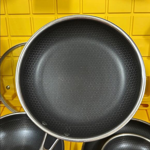 HEXCLAD 6-Piece Nonstick Stainless Steel Frying Pan Set 8", 10" 12" and Wok $600 - Picture 6 of 10